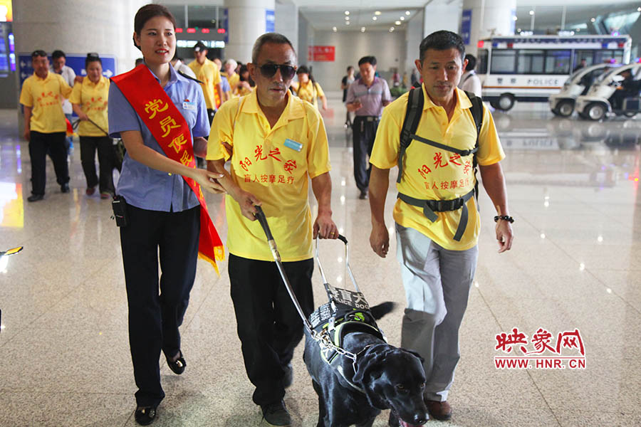 接到鄭州市愛心導(dǎo)盲犬服務(wù)中心的乘車請求后，鄭州東站抽調(diào)了工作人員進(jìn)行對接，提前做好服務(wù)引導(dǎo)準(zhǔn)備。