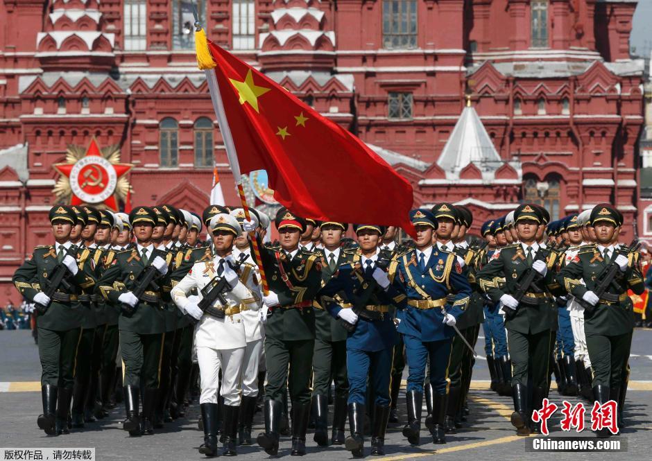 解放軍三軍儀仗隊參加紅場閱兵。
