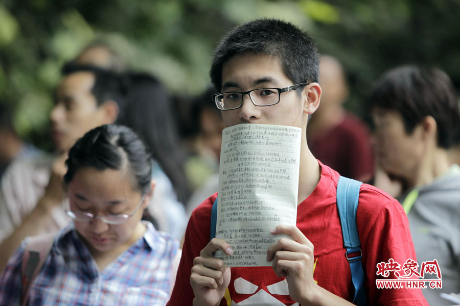 鄭州回中考點(diǎn)，等候入場的考生