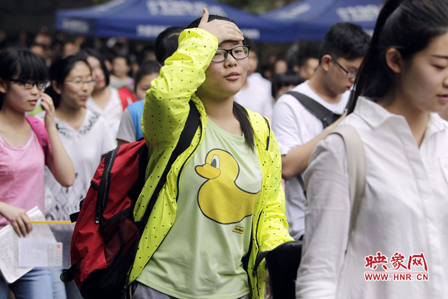 鄭州回中考點(diǎn)，考生輕松入場。