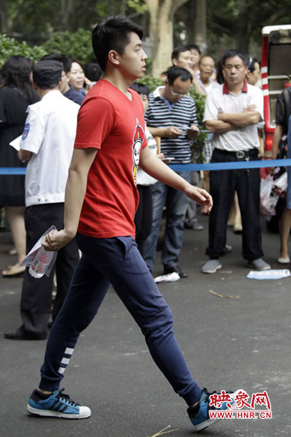 鄭州回中考點(diǎn)，考生自信入場。