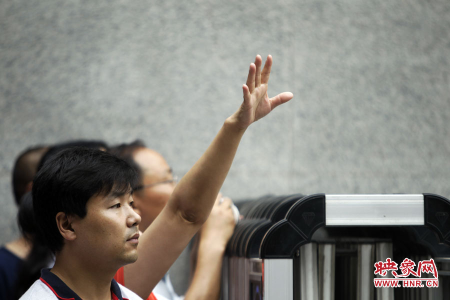 6月7日，鄭州回中考點(diǎn)。“嘿，我在這兒！”一名家長招呼自己的孩子