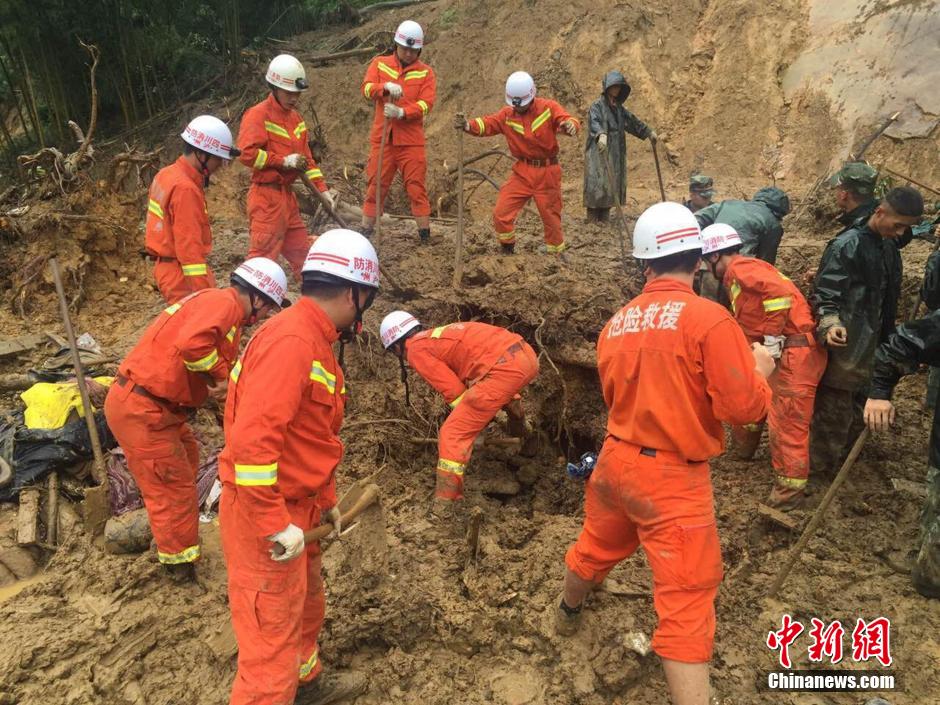 8月19日，救援人員正在全力搜尋被埋遇難者