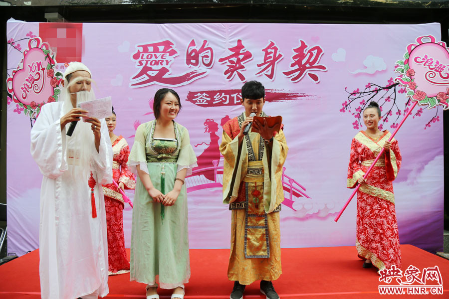 男子現(xiàn)場(chǎng)宣讀“賣身契”的內(nèi)容，讓大家作證。