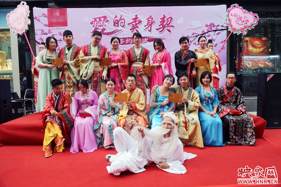 現(xiàn)場(chǎng)8對(duì)兒年輕男女舉起“賣身契”集體拍照。