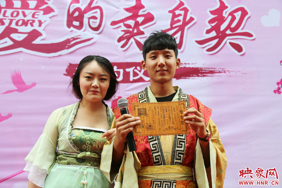 現(xiàn)場(chǎng)的8名男子異口同聲地表示，如違反此契約，可以接受處以極刑。