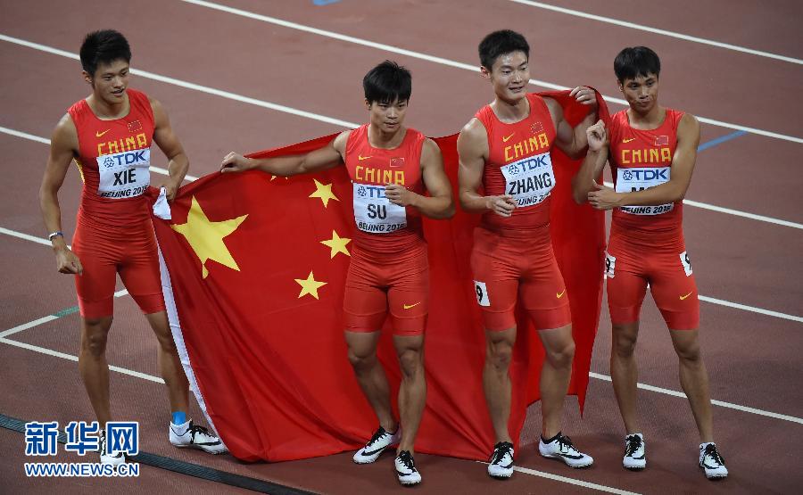 中國隊選手謝震業(yè)、蘇炳添、張培萌和莫有雪（從左至右）賽后慶祝。