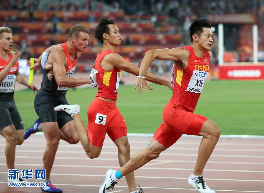 中國隊選手謝震業(yè)（右一）和莫有雪在比賽中交接棒。