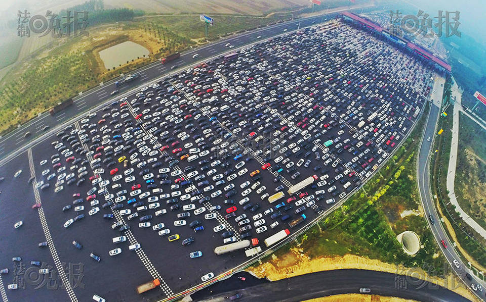 進(jìn)京方向收費(fèi)站前堵滿車流。