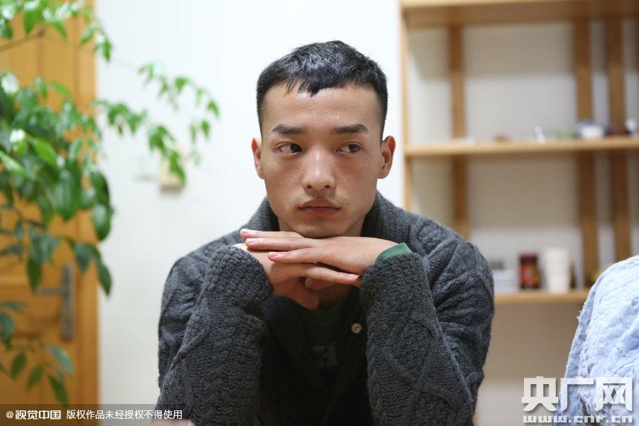 網(wǎng)絡(luò)紅人葉良辰現(xiàn)身浙江臺州，接受記者的專訪。