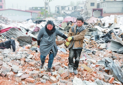 腳下是曾經(jīng)的公司，王琳夫婦內(nèi)心十分悲痛