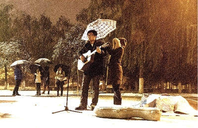 雪夜鄭大新校區(qū)的這一幕是不是也溫暖了你？