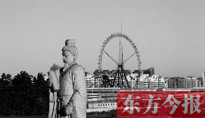 16日，從中原福塔基座平臺看向世紀(jì)歡樂園的景象