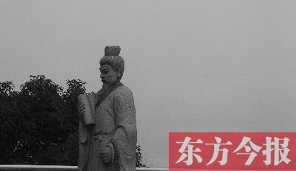23日，從中原福塔基座平臺看向世紀(jì)歡樂園的景象
