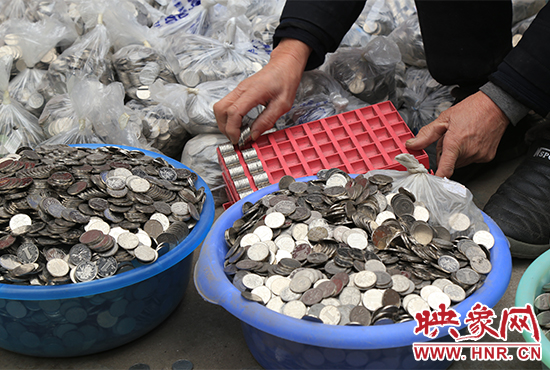 這筆“巨資”大部分已被員工清點(diǎn)好，都是1元硬幣，每500元用一小袋裝起來。