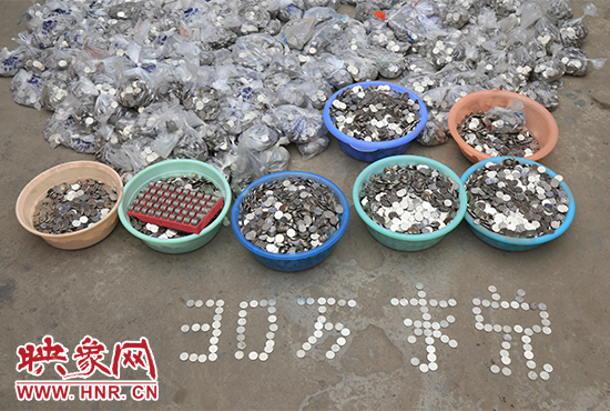 據(jù)負(fù)責(zé)清點(diǎn)“巨資”的張大爺介紹，這筆“巨資”積攢了兩個月左右，有30萬左右，重達(dá)3000多斤。
