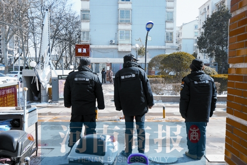 小區(qū)門口有兩撥保安把門，分屬不同的物業(yè)公司
