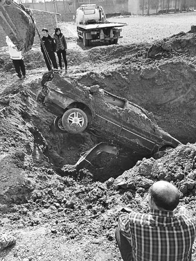 掩埋多日的肇事車(chē)被挖出 掩埋多日的肇事車(chē)被挖出