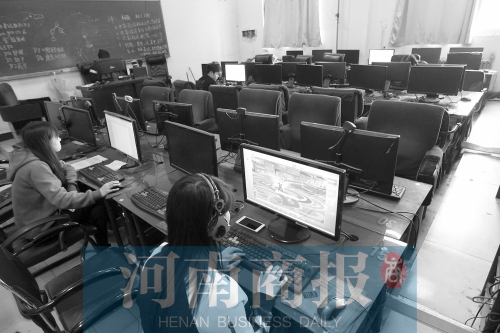 鄭州黃河護(hù)理職業(yè)學(xué)院的微機(jī)室內(nèi)，一女學(xué)生正在打游戲