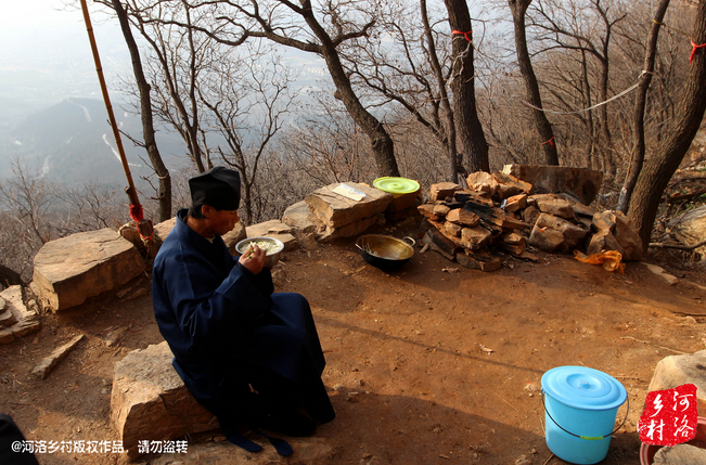 鄰居有時(shí)候會(huì)拿這些廢品下山，換取一些食物，對(duì)于老崔來(lái)說(shuō)，既然出家就該安守清貧，撿破爛換好吃的，不是出家人該做的。他偷偷把鄰居的一大包廢品踢下了山，于是爭(zhēng)吵并且打起了架。