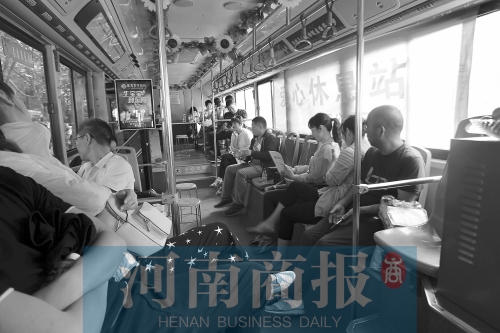 高考家長坐公交“討彩頭” 網(wǎng)友提醒：“別坐985路” 為啥？