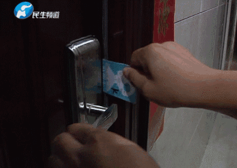 驚！一張卡片秒開(kāi)防盜門(mén) 你家的門(mén)還安全嗎？