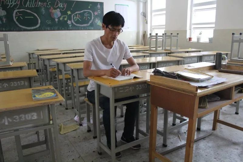 高考考點設在小學網(wǎng)友擔心桌椅矮 教體局回應