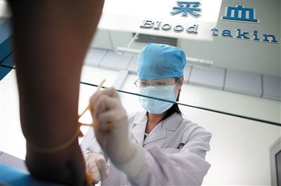 2010年5月，北京艾滋病毒攜帶者可以進行快速檢測。新京報資料圖片 韓萌 攝