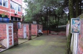 緊挨鐵山坪基地，有一條“迷你”街道，雖然簡(jiǎn)陋，但尚未拆去的店鋪名稱(chēng)顯出了曾經(jīng)的“繁華”。組圖/記者倪志剛