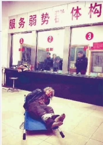 1月7日23點(diǎn)50分，長沙市救助管理站大廳，一名老年流浪者躺在擔(dān)架上，無助地看著記者。