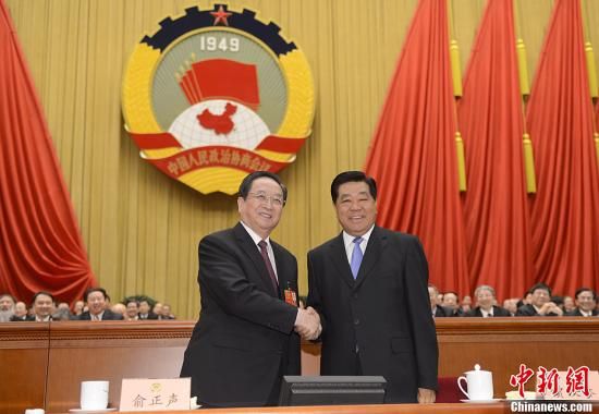 3月11日下午，全國(guó)政協(xié)十二屆一次會(huì)議在北京人民大會(huì)堂舉行第四次全體會(huì)議，俞正聲當(dāng)選政協(xié)第十二屆全國(guó)委員會(huì)主席。圖為政協(xié)第十一屆全國(guó)委員會(huì)主席賈慶林和俞正聲握手，表示祝賀。中新社發(fā) 廖攀 攝