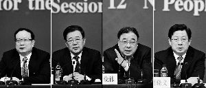 昨天，國務(wù)院深化醫(yī)藥衛(wèi)生體制改革領(lǐng)導(dǎo)小組辦公室負(fù)責(zé)人王保安、孫志剛、馬曉偉、胡曉義（從左至右）就“醫(yī)藥衛(wèi)生體制改革”有關(guān)問題回答記者提問。記者王鵬/攝