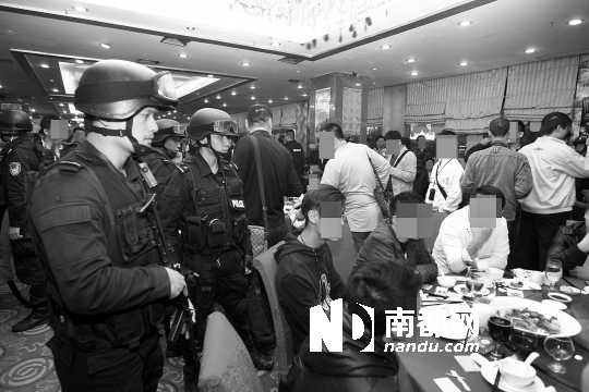 手持微沖、身穿防彈背心的警員進(jìn)入酒樓進(jìn)行調(diào)查。深圳警方供圖