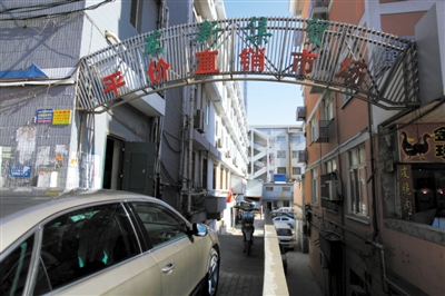 昨日，從事活禽宰殺的許某確認(rèn)為感染H7N9禽流感確診病例，其所工作的南京江寧區(qū)東新農(nóng)貿(mào)市場(chǎng)仍正常營(yíng)業(yè)