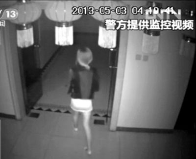 監(jiān)控視頻中，女子獨自走向墜樓處。 央視視頻截圖