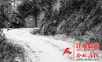 2月21日，媽媽帶著小雪離開了村子。 晨報(bào)記者 高博 攝