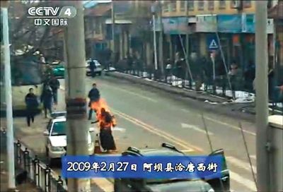 2009年2月27日，一名僧侶在阿壩縣洽唐西街自焚。本版圖片/央視截圖