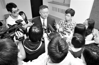 6月5日，商務(wù)部新聞辦公室召開“中歐光伏產(chǎn)品貿(mào)易摩擦”專題發(fā)布會(huì)。發(fā)布會(huì)結(jié)束后，中國機(jī)電產(chǎn)品進(jìn)出口商會(huì)會(huì)長(zhǎng)張鈺晶接受記者采訪。新京報(bào)記者