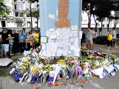 　昨日，廈門市民在BRT的橋墩下放上鮮花悼念逝者。新京報(bào)記者 郭鐵流 攝
