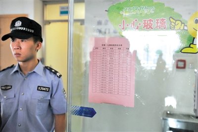 前日，廈門市解放軍174醫(yī)院重癥醫(yī)學(xué)科門口貼著在該醫(yī)院接受治療的受傷人員名單。 新華社記者 陳曄華