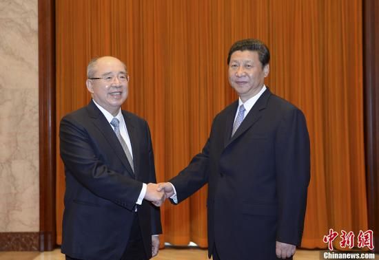 中共中央總書記習(xí)近平13日下午在北京人民大會(huì)堂會(huì)見了中國(guó)國(guó)民黨榮譽(yù)主席吳伯雄率領(lǐng)的國(guó)民黨大陸訪問(wèn)團(tuán)一行。中新社發(fā) 廖攀 攝