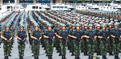 6月29日，新疆武警部隊反恐維穩(wěn)誓師大會在烏魯木齊市人民廣場舉行。據(jù)《新疆日報》