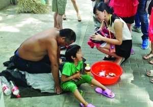 記者找到小女孩時(shí)，男子正帶著她在中央路上乞討 記者 施向輝/攝