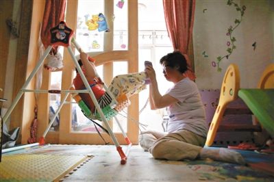 6月14日，未婚媽媽于軍的家里，她正在陪女兒悅悅玩耍。悅悅4歲了，因為沒有爸爸的信息而始終上不了戶口。