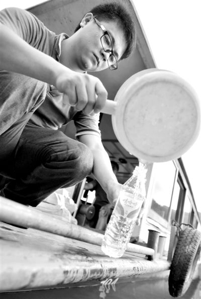 昨日，合面獅段水域，工作人員在取水檢測。據(jù)新華社