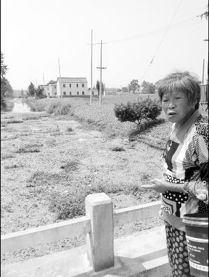 河里長滿浮萍漂著垃圾，村民有時不得已用河水應急