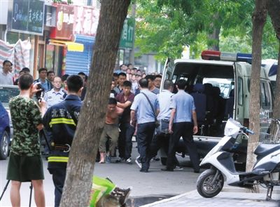 女童安全獲救后，嫌疑人被制服并由民警押出餐館。新華社發(fā)