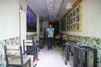 發(fā)生女童劫持事件的面館，事后現(xiàn)場(chǎng)一片狼藉。新京報(bào)記者 周崗峰 攝