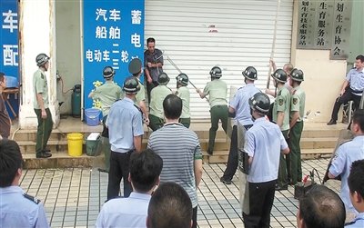 昨日，警方趕到現(xiàn)場(chǎng)制服嫌疑人何某。