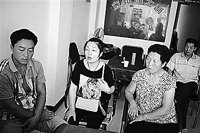 6日，祁某（左一）和家人在富平縣城的親戚家等兩個(gè)孩子的消息《新京報(bào)》供圖
